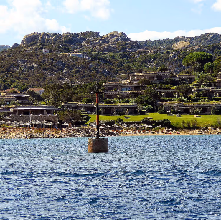 Sardunya'nın kayalık kıyısında tatil oteli