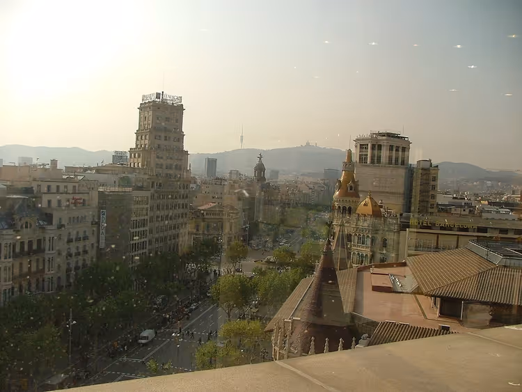 Panoramisch uitzicht op Plaça de Catalunya in Barcelona van bovenaf