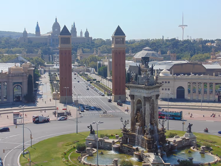 Kuleleri ve fıskiyesiyle Barcelona'daki Plaça d'Espanya
