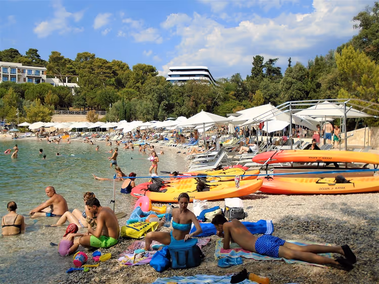 Mulini-stranden i Rovinj med badende og kajakker