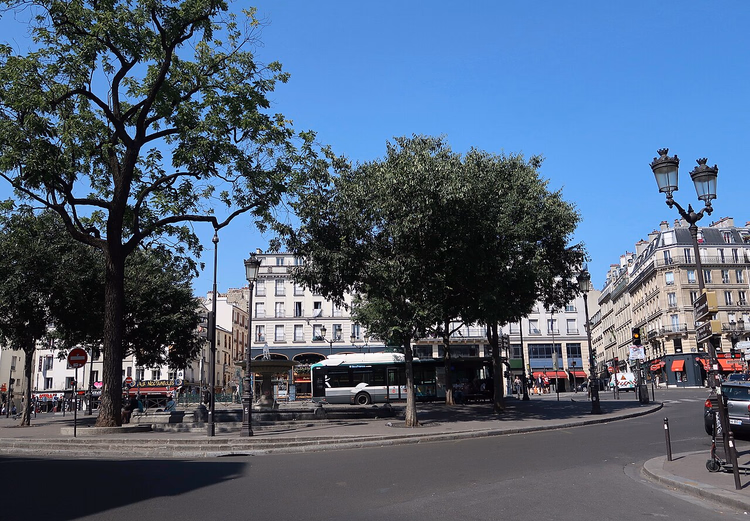 Güneşli bir günde çeşmesi ve ağaçlarıyla Place Pigalle