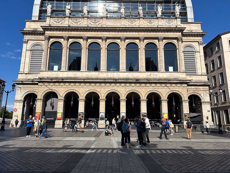 Fasaden til Lyon-operaen med statuer og glasskuppel