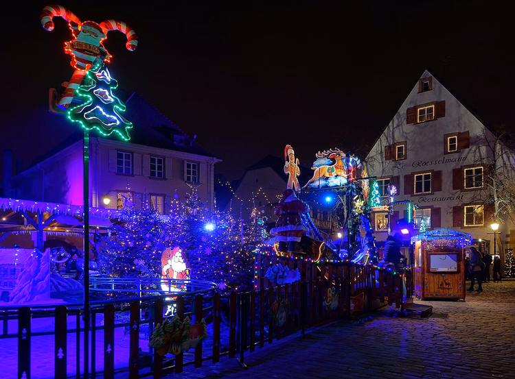 Dziecięca karuzela bożonarodzeniowa w światłach, Colmar