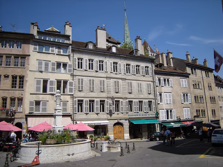 Place du Bourg-de-Four met fontein en cafés