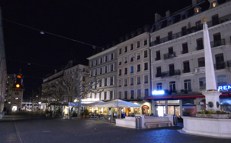 Place du Molard bij nacht met fontein en toren