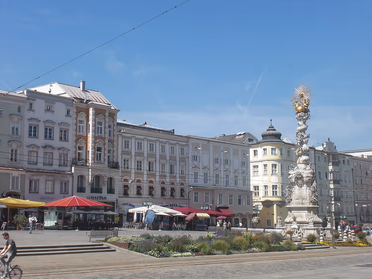 Linz torv med en søyle og historiske hus