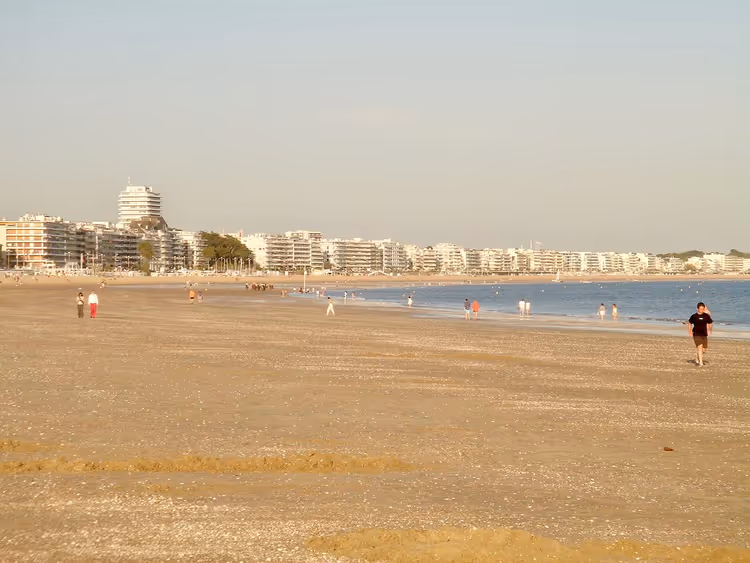 Zandstrand van La Baule met huizen langs de kust