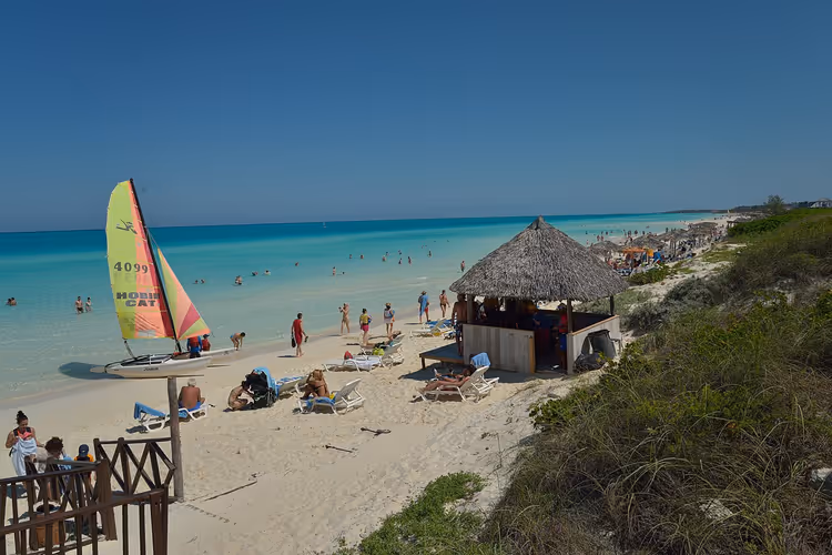 Katamaran ve kulübesi olan Cayo Santa Maria plajı