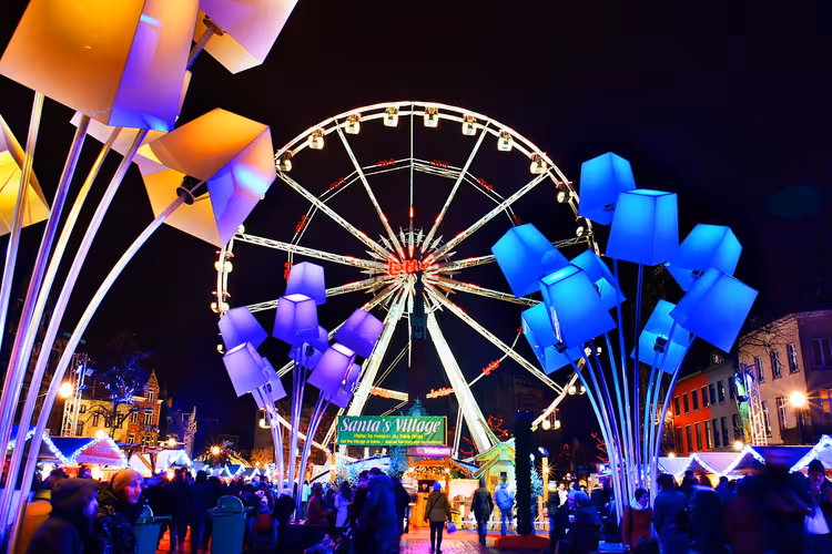 Winterwunder-Weihnachtsmarkt mit festlicher Beleuchtung