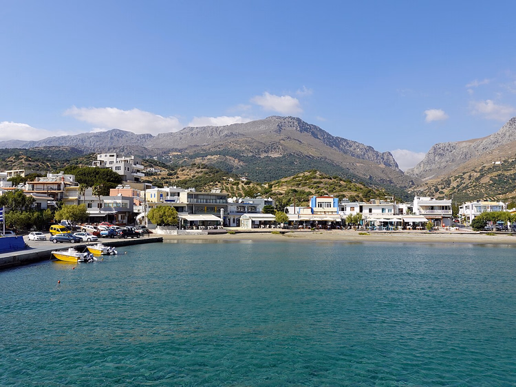 Hafen von Plakias mit Booten vor Bergkulisse