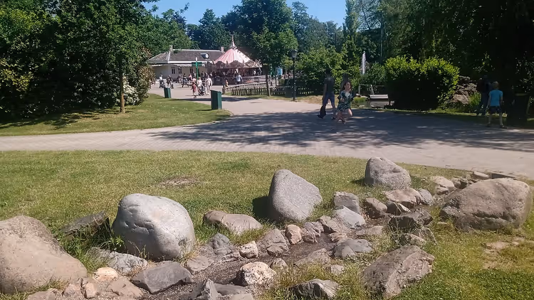 Лужайка и дорожка в парке Plaswijckpark