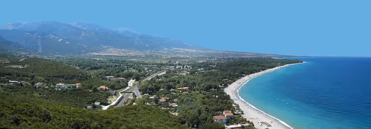 Панорама побережья Платамона с пляжем и горами