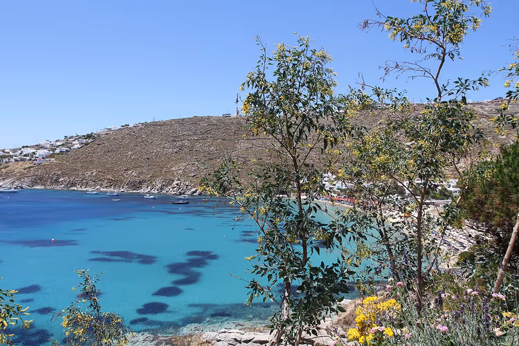 Baai van Platis Gialos met turquoise water en een heuvel