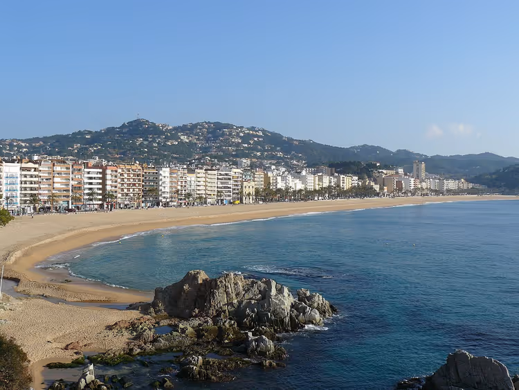 Lloret-stranden med klipper og hoteller langs bredden