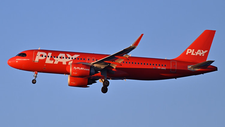 Røde Play Airbus A320neo på himmelen