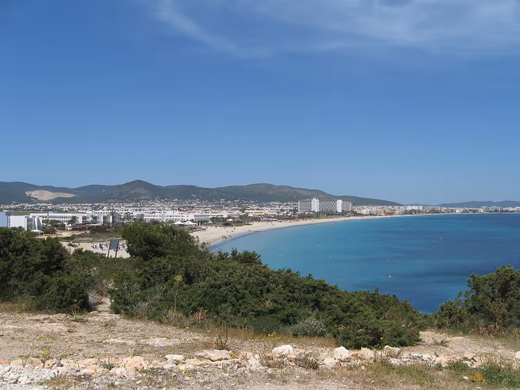 Playa d'en Bossa plajının gündüz panoraması