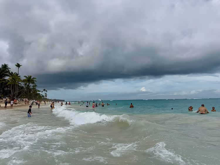 Tropisk strand i Punta Cana under stormskyene