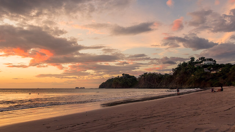 Flamingo Beach in Costa Rica bij zonsondergang