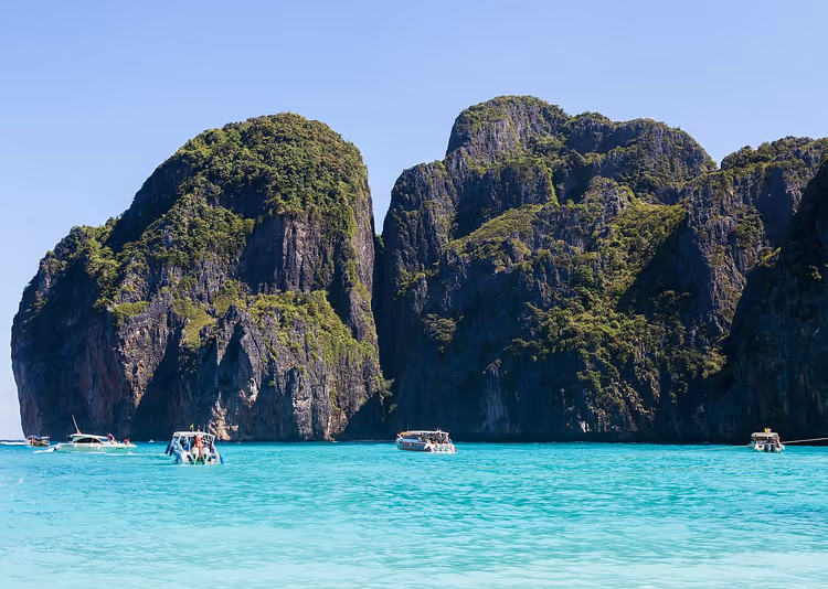 Kliffen van Phi Phi Leh en turquoise baai met boten
