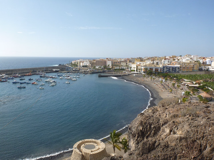 Strand og havn med båter i Playa San Juan