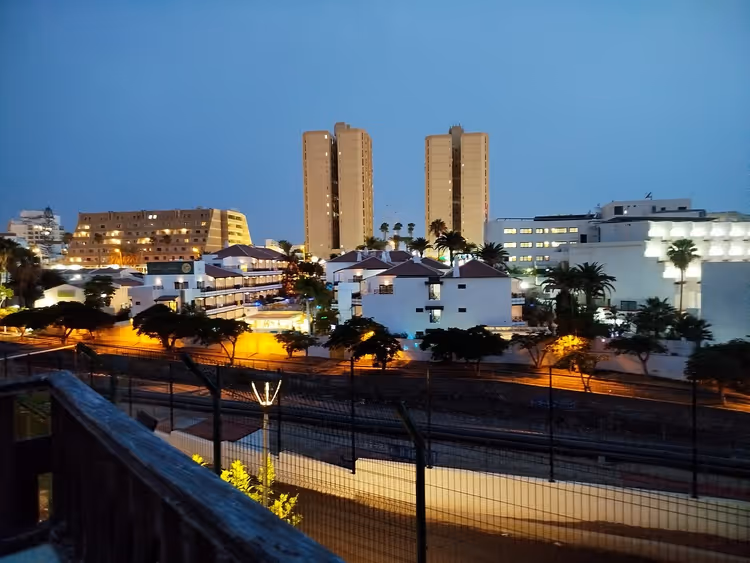 Vista nocturna de la zona turística de Playa de las Américas