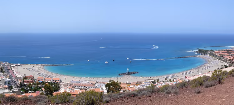 Panorama over Playa de las Vistas med en molo