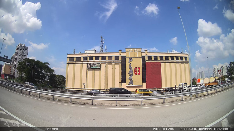 Plaza-63-Gebäude entlang einer Autobahn in Malaysia