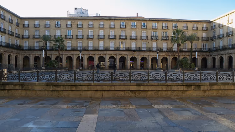 Arkaden an der Plaza Nueva in Bilbao