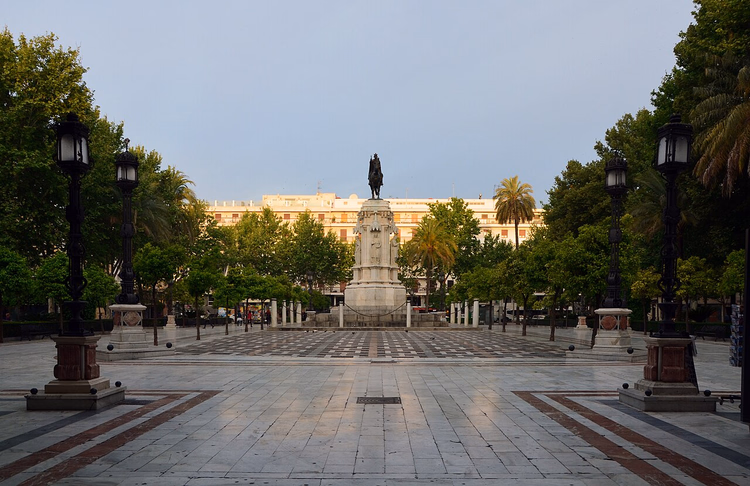 Plaza Nueva i Sevilla med en rytterstatue