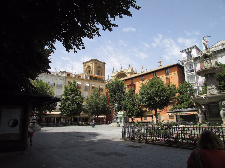 Plaza Bib-Rambla i Granada, katedralens torn i fjärran