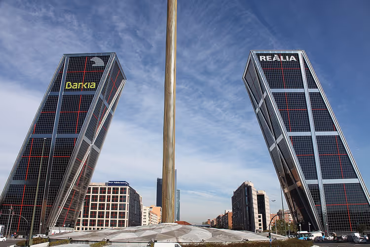 De skråstilte tårnene ved Puerta de Europa på Plaza de Castilla, Madrid