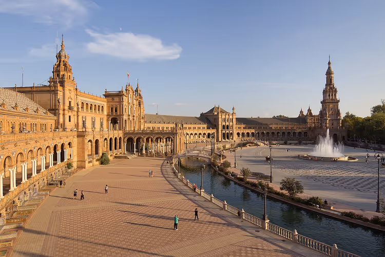 Panorama over Plaza de España med kanalen og tårnet