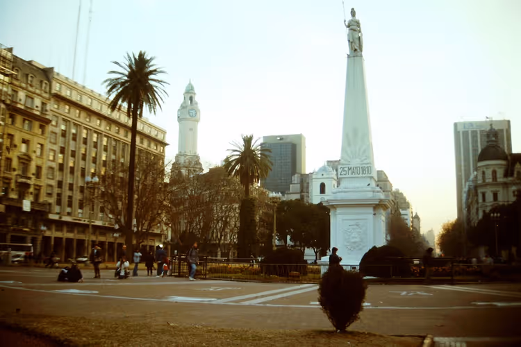 Buenos Aires'taki Plaza de Mayo'da Pirámide de Mayo