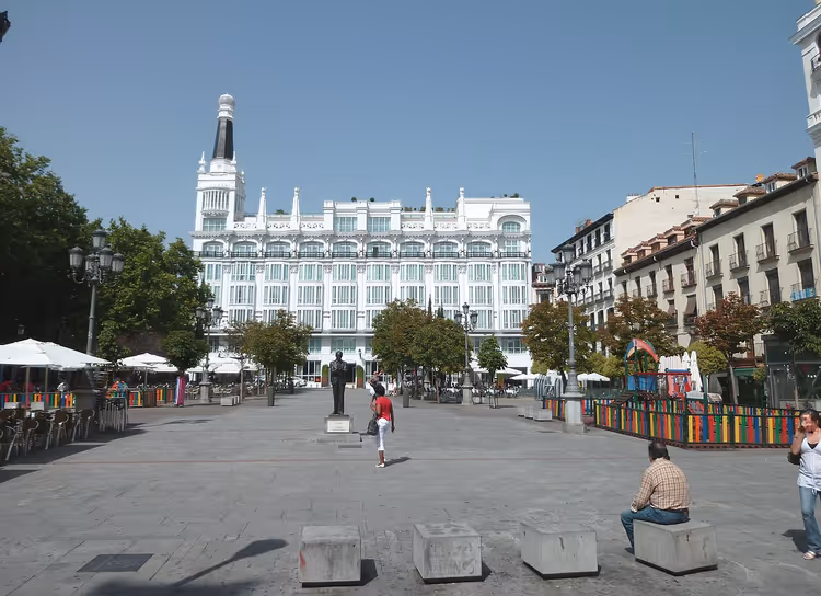 Plaza de Santa Ana mit einem weißen Hotel und Denkmal