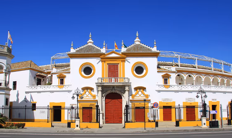 Fasaden til Maestranza-tyrefekterarenaen i Sevilla