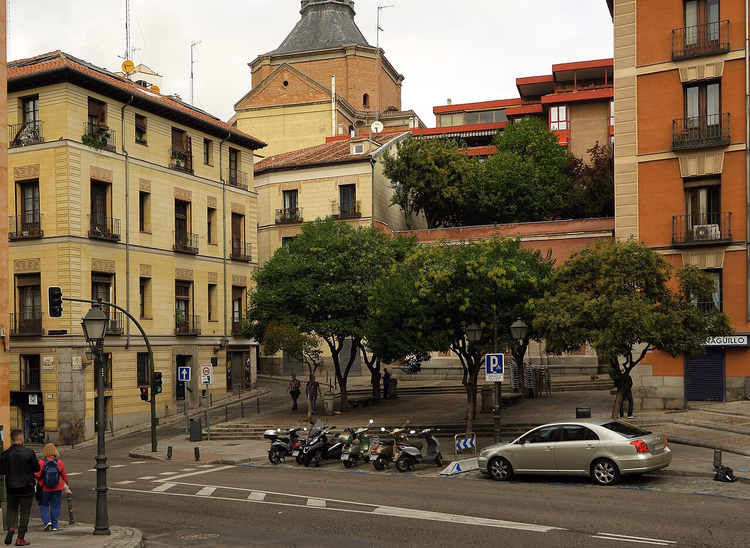 Piazza con alberi e antiche case madrilene