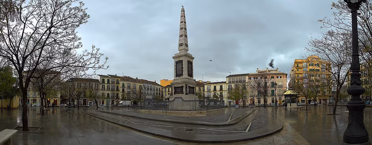 Plaza de la Merced med obelisk og trær