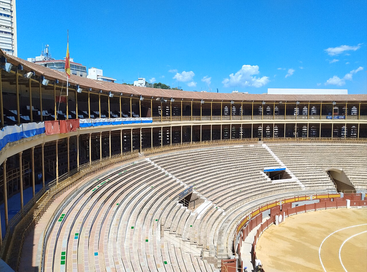 Alicante Boğa Güreşi Arenası'nın tribünleri ve alanı