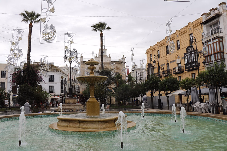 Çeşme ve palmiye ağaçlarıyla Plaza del Cabildo