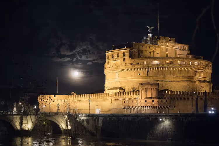 Dolunay altında gece Castel Sant'Angelo