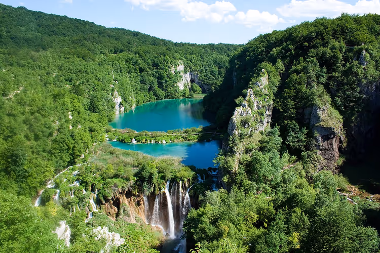 Kaskadenförmige Wasserfälle an den Plitvicer Seen in Kroatien
