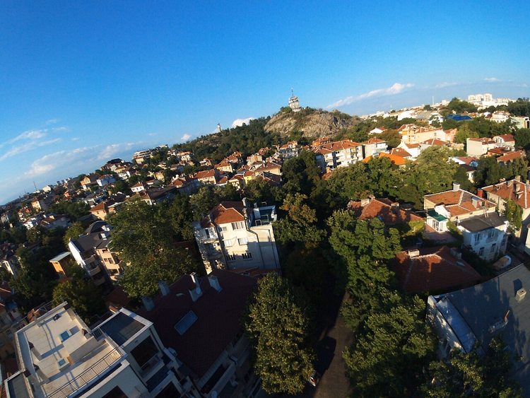Woonwijken van Plovdiv en een heuvel van bovenaf