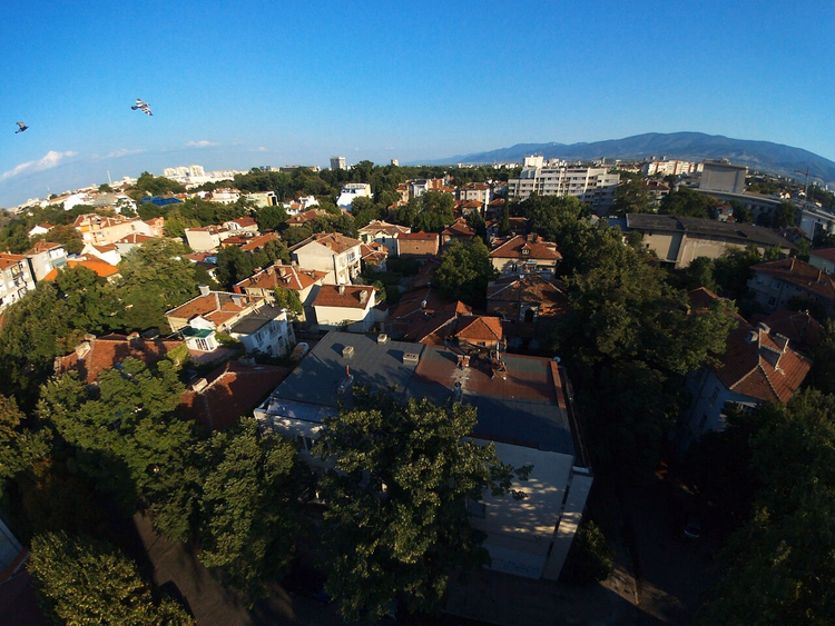 Pannendaken van Plovdiv van bovenaf, bergen in de verte