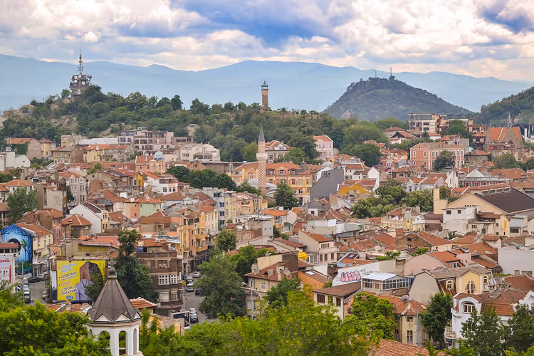 Panorama van Plovdiv: pannendaken en heuvels van de stad