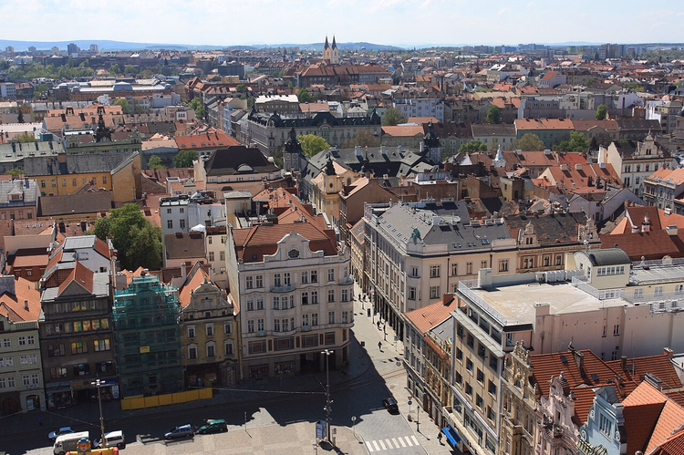 Panorama van oude daken van Pilsen van bovenaf