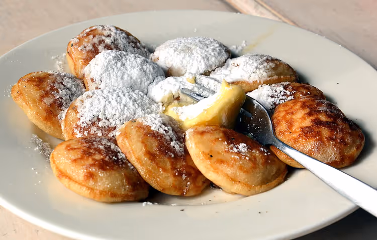 Holländische Poffertjes mit Puderzucker