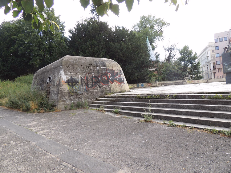 Bunker und Stufen auf einer Hügelterrasse in Breslau