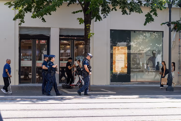 Politiepatrouille in een straat in het centrum van Nice
