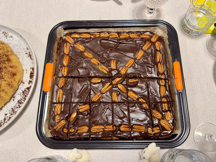 Chocolademazurek met amandelen op een bakplaat
