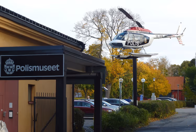 Ingang van het Politiemuseum met een helikopter